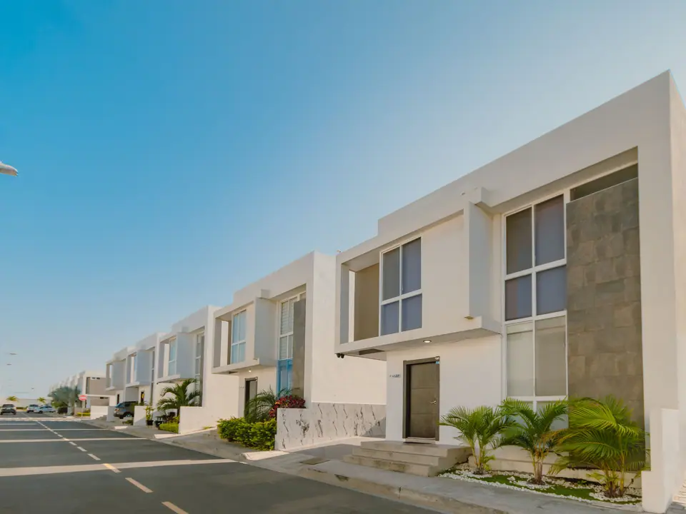 CASA A12 vista desde la calle, con la fila de casas blancas de la urbanización.