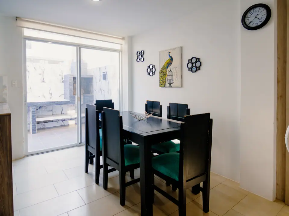 El comedor de CASA A12, con la mesa junto a la puerta corrediza que da al patio.
