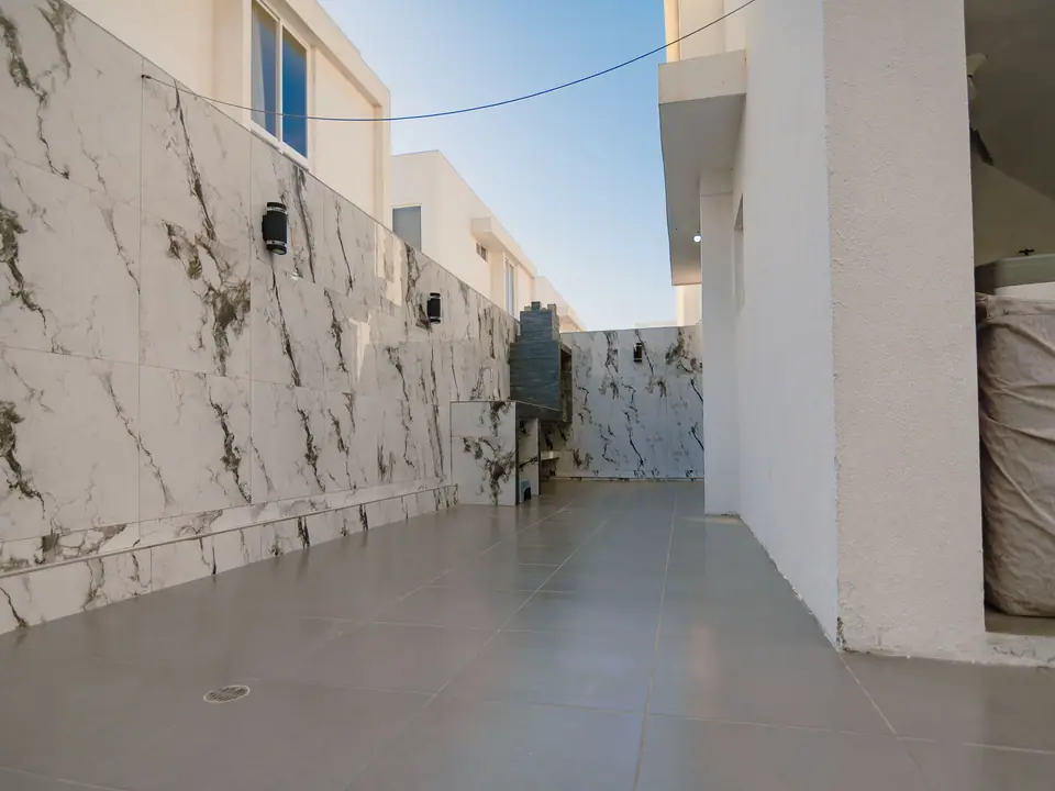 El patio de CASA A12 visto desde la puerta de la casa.