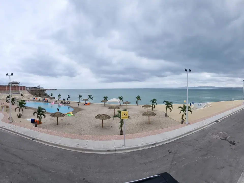 La vista desde la casa: la calle de la urbanización, el club de playa y el mar hasta el horizonte.