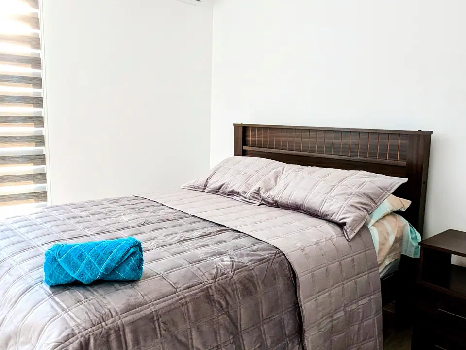 El tercer dormitorio de CASA C5, con cama doble y aire acondicionado.
