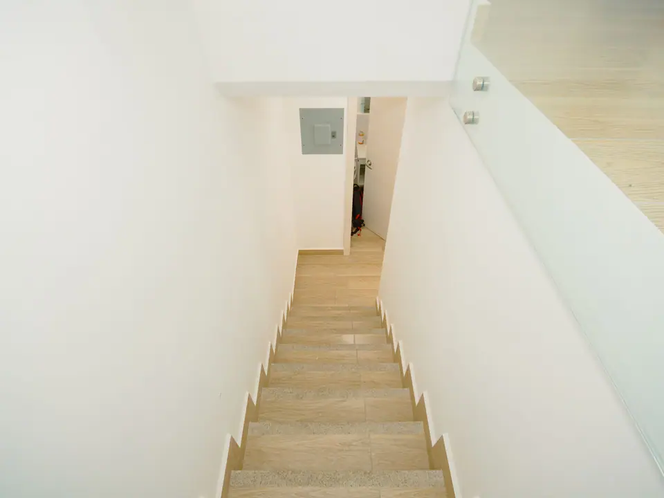 La escalera de CASA C5, que sube a los dormitorios.