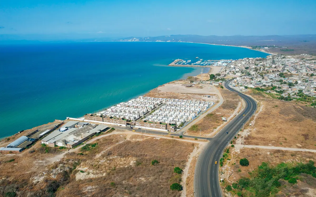La urbanización desde el aire, con el puerto pesquero de Jaramijó y la costa al fondo.