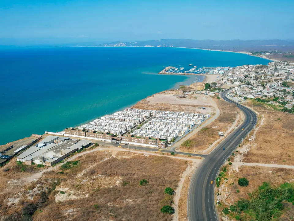La urbanización desde el aire, con el puerto pesquero de Jaramijó y la costa al fondo.